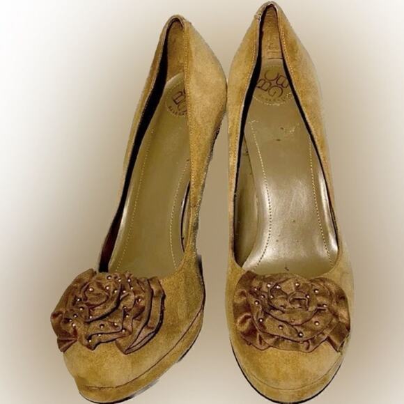 BCBGeneration Tan Suede Leather Platform Heels Gold Studded Vamp Rosettes 9.5 - Picture 4 of 16